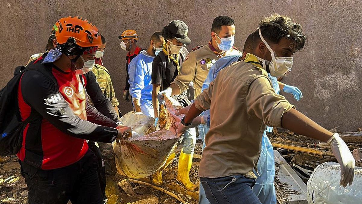 Einsatzkräfte bergen in der libyschen Stadt Derna Leichen von Todesopfern der Flutkatastrophe 
