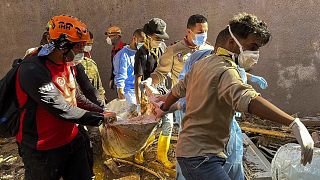 Einsatzkräfte bergen in der libyschen Stadt Derna Leichen von Todesopfern der Flutkatastrophe