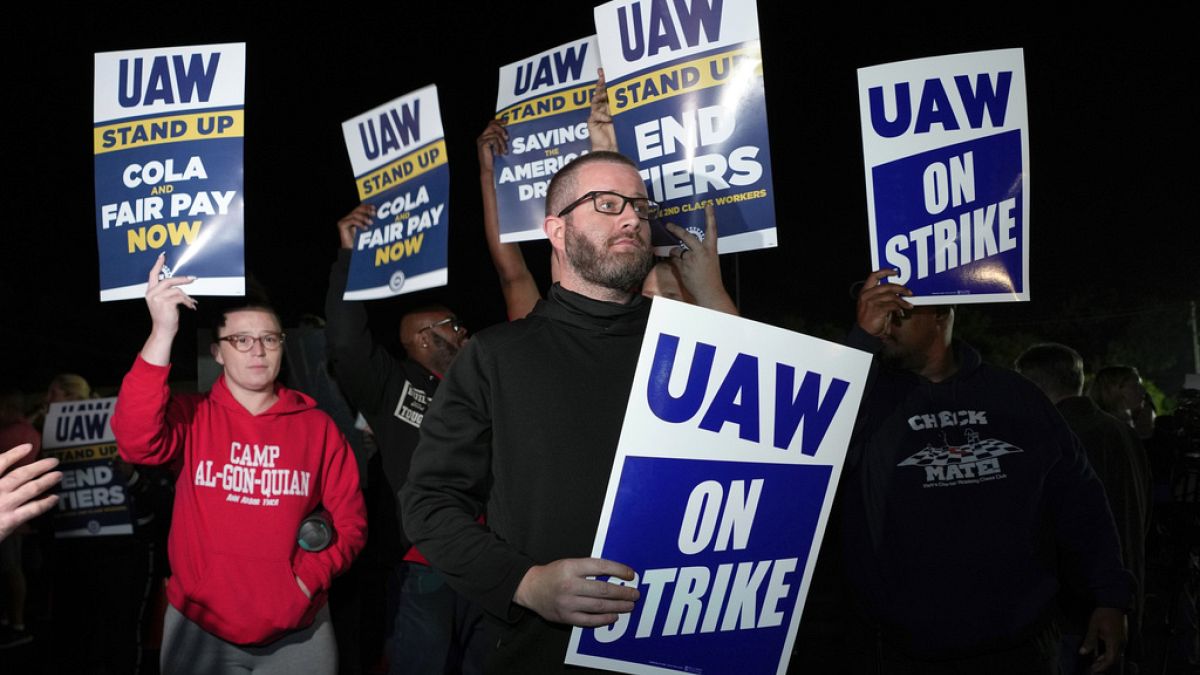 Работники автомобильных заводов США вышли на протесты