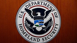 شعار وزارة الأمن الأمريكي الداخلي خلال مؤتمر صحفي في واشنطن.