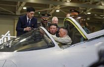 الزعيم الكوري الشمالي كيم جونغ أون ينظر إلى قمرة قيادة طائرة عسكرية أثناء زيارته لمصنع طائرات مقاتلة في كومسومولسك - روسيا. 2023/09/15