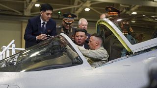 الزعيم الكوري الشمالي كيم جونغ أون ينظر إلى قمرة قيادة طائرة عسكرية أثناء زيارته لمصنع طائرات مقاتلة في كومسومولسك - روسيا. 2023/09/15