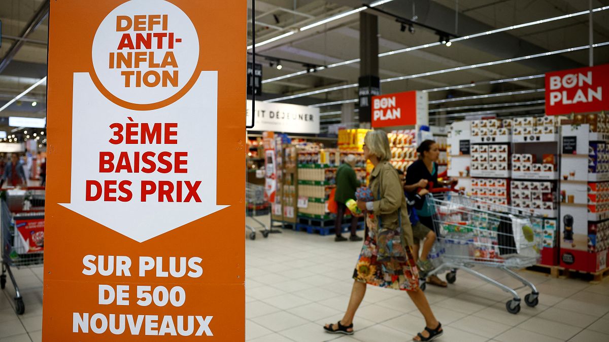 Un panneau indiquant "Défi anti-inflation, troisième baisse de prix sur plus de 500 nouveaux produits" dans un supermarché Carrefour près de Paris, le 13 septembre 2023.