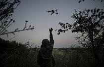 Ein ukrainischer Drohnenpilot greift nach einer Aufklärungsdrohne in der Region Luhansk, Ukraine, Samstag, 19\. August 2023