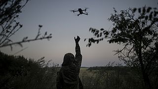 Un pilota ucraino di droni raggiunge un drone da ricognizione nella regione di Luhansk, Ucraina, sabato 19 agosto 2023.