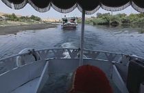 سودانيون يبعثون حركة نشطة على متن القوارب السايحة في نهر النيل في مدينة أسوان. 2023/09/09