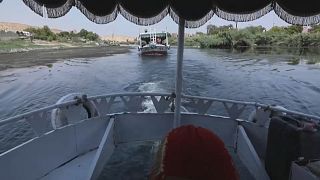سودانيون يبعثون حركة نشطة على متن القوارب السايحة في نهر النيل في مدينة أسوان. 2023/09/09