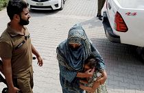 A gyilkossággal vádolt férfi rokonai egy pakisztáni bíróság előtt
