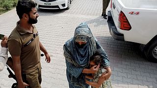 A gyilkossággal vádolt férfi rokonai egy pakisztáni bíróság előtt