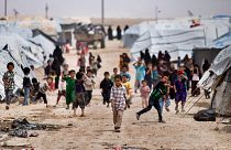 کودکان در خارج از چادرهای خود در اردوگاه الهول