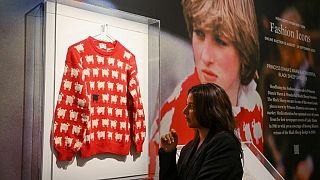  كنزة الصوف الحمراء الشهيرة المطبّعة بمجموعة من الخراف والتي ارتدتها الأميرة ديانا عام 1981، 17 تموز 2023.