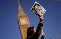 تصویر مهسا امینی در دست یک تظاهرکننده در لندن