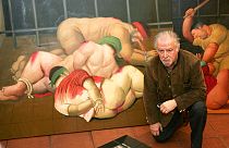Botero delante de uno de sus cuadros que denunciaba las torturas en la prisión de Abu Graib en Irak