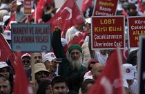 مظاهرة مناهضة لمجتمع المثليين في إسطنبول، تركيا.