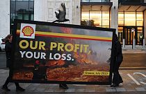 Greenpeace eylemcilerinin Shell önünde taşıdığı "Sizin kaybınız, bizim kazancımız" yazan pankart