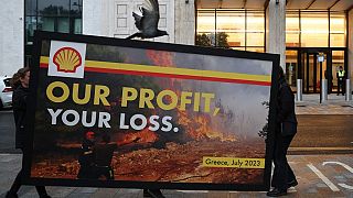 Greenpeace eylemcilerinin Shell önünde taşıdığı "Sizin kaybınız, bizim kazancımız" yazan pankart  