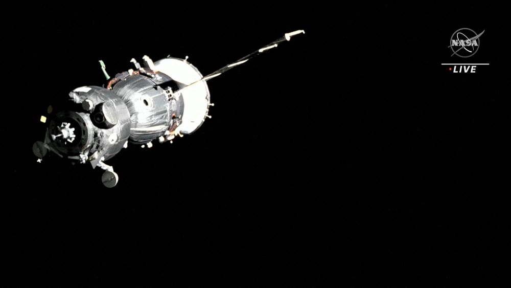 Un astronaute et deux cosmonautes arrivent à la Station spatiale internationale