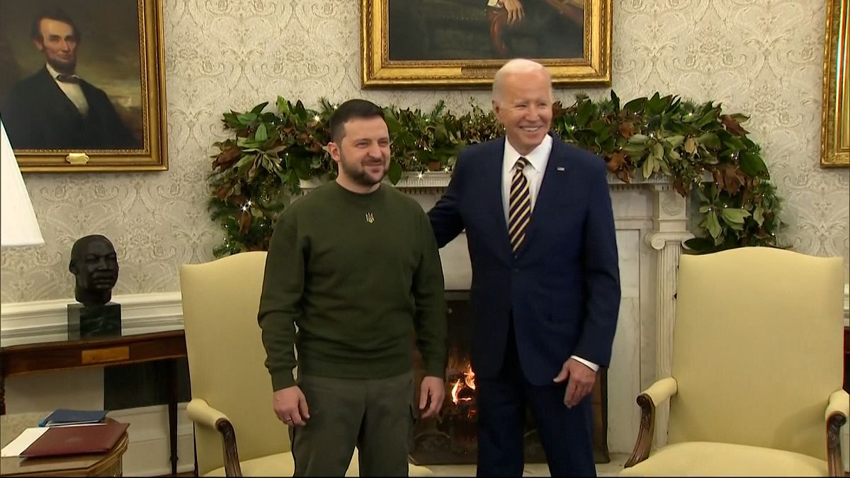 Volodimir Zelenszkij ukrán elnök (balra) és Joe Biden amerikai elnök (jobbra)