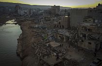 Túlélők után kutatnak Dernában a földrengés után 2023. szeptember 15-én