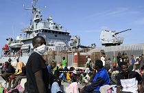 Afrikai migránsok ezrei várnak arra, hogy elszállítsák őket Lampedusáról