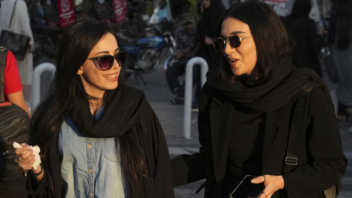 İran'da yeni başörtüsü yasası tepkiler nedeniyle yürürlüğe girmedi |  Euronews