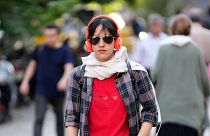 İran'ın başkenti Tahran'da 9 Eylül 2023 tarihinde sokakta baş örtüsü takmayı reddeden bir kadın