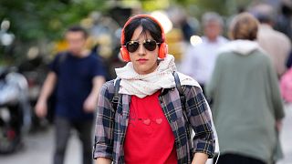 İran'ın başkenti Tahran'da 9 Eylül 2023 tarihinde sokakta baş örtüsü takmayı reddeden bir kadın