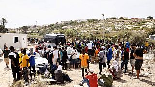 Des migrants devant le centre d'accueil sur l'île sicilienne de Lampedusa, dans le sud de l'Italie, samedi 16 septembre 2023.