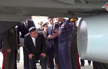Líder da Coreia do Norte, Kim Jong-un inspeciona aviões estratégicos russos, Rússia