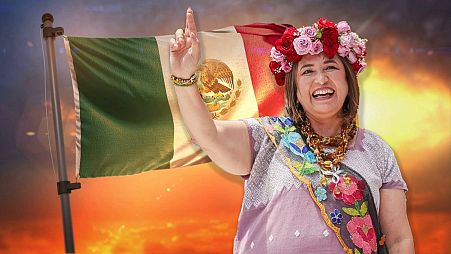Xóchitl Gálvez, Mexikó ellenzéki, őslakos származású elnökjelöltje összekulcsolt ujjaival jó szerencsét kíván