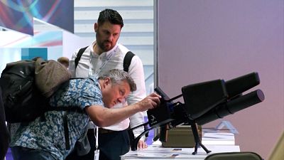 Fegyver kiállításon egy érdeklődő