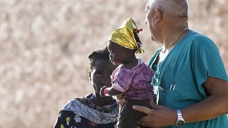 Lampedusa: Ein Helfer trägt ein Kind