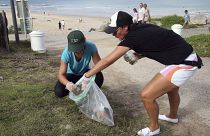 Voluntários recolhem lixo perto da praia em Bidart, no sudoeste de França, no sábado, 16 de setembro de 2023.