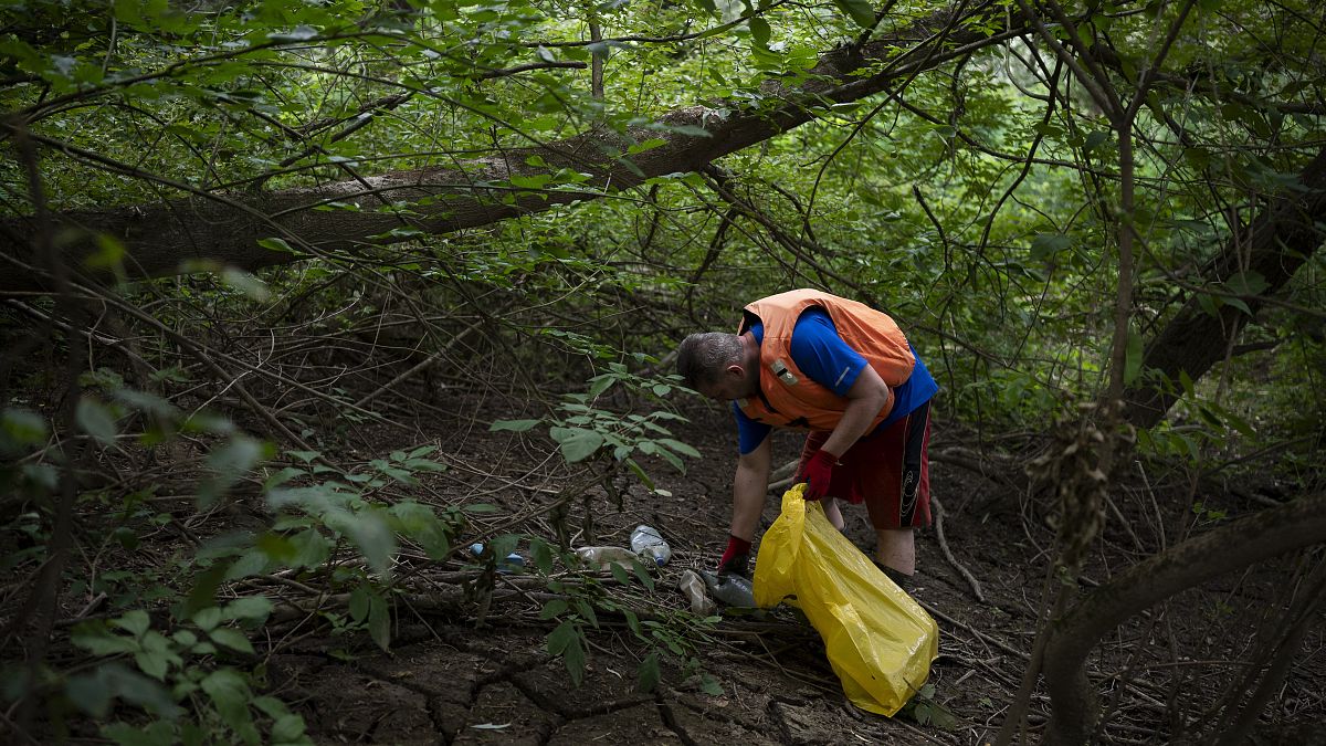 Un bénévole ramasse des déchets en Hongrie