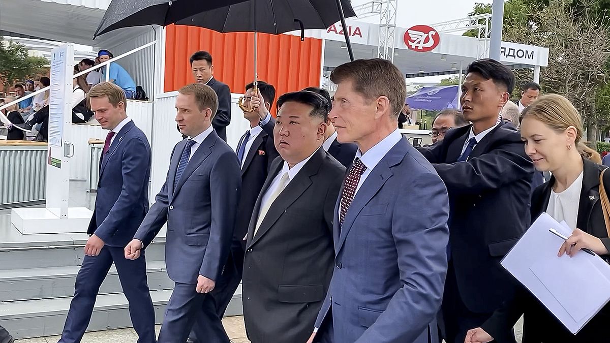 O líder da Coreia do Norte, Kim Jong Un, ao centro, caminha acompanhado pelo governador da região russa do Extremo Oriente de Primorsky Krai, domingo, 17 de setembro de 2023