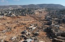 Un'immagine aerea della città di Derna dopo l'evento meteorologico estremo e la conseguente inondazione