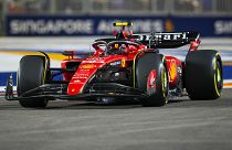 O piloto espanhol da Ferrari, Carlos Sainz, dirige o seu carro durante o Grande Prémio de Fórmula 1 de Singapura, no circuito de Marina Bay, no domingo, 17 de setembro de 2023