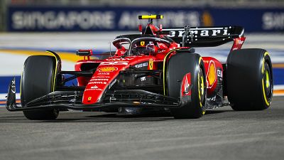 O piloto espanhol da Ferrari, Carlos Sainz, dirige o seu carro durante o Grande Prémio de Fórmula 1 de Singapura, no circuito de Marina Bay, no domingo, 17 de setembro de 2023