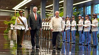 میگل دیاز کانل، رئیس جمهور کوبا در سمت چپ، به همراه لوئیز ایناسیو لولا دا سیلوا، رئیس جمهور برزیل طی بازدید از کاخ انقلاب، در هاوانا، کوبا