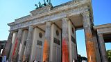Des membres du groupe de protection du climat "Dernière Génération" ont aspergé de la peinture la porte de Brandebourg à Berlin, en Allemagne, le dimanche 17 septembre 2023.