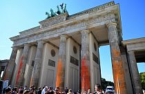 Colunas das Portas de Brandemburgo, em Berlim, Alemanha, foram pintadas por ativistas pelo clima