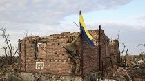 Militares ucranianos hasteiam a bandeira ucraniana em Andriivka