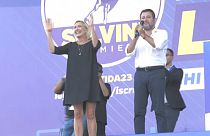 Marine Le Pen (balra) és Matteo Salvini a pontidai politikai találkozón 2023.03.17-én.  