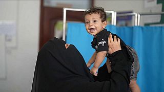 Au Yémen une soignante avec un enfant