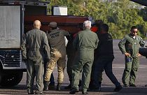 Des soldats et des employés de la morgue déchargent des cercueils contenant les restes des victimes d'un accident d'avion à Manaus, au Brésil, le dimanche 17 septembre 2023.