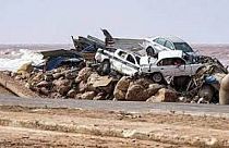 Los buzos sigue recuperando cadáveres del interior de coches en el fondo del puerto de Derna