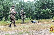 Operarios búlgaros levantan un dron en las tareas de investigación de los supuestos restos de un dron militar. 