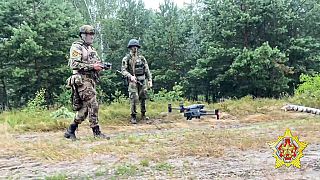 Operarios búlgaros levantan un dron en las tareas de investigación de los supuestos restos de un dron militar.