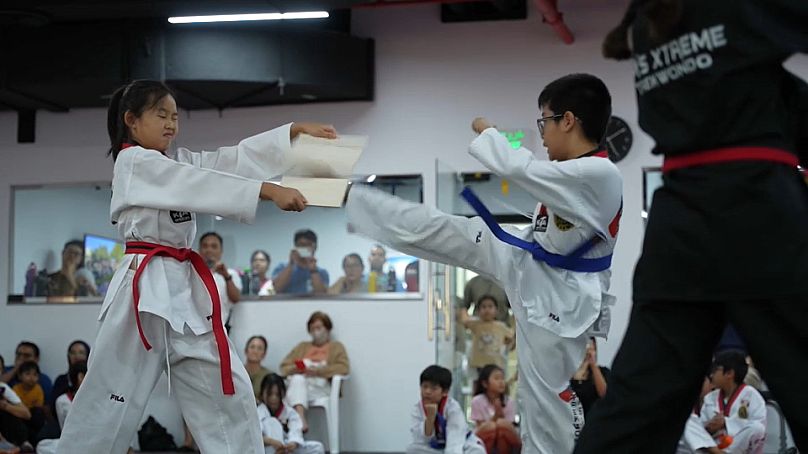 Dpha'daki Kim's Xtreme Taekwondo'da eğitim alan öğrenciler