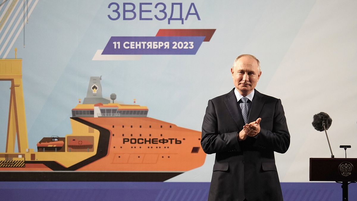 Putyin orosz elnök a Zvezda Hajógyártó Kombinátban tett látogatásán az orosz Tengermelléki határterületen fekvő Bolsoj Kamenyben szeptember 11-én